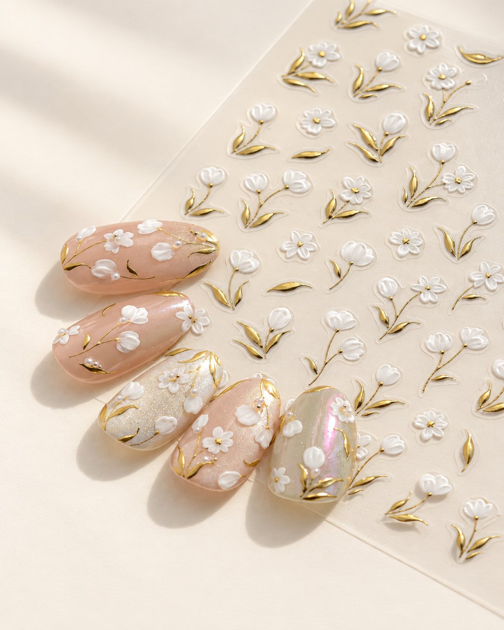 Autocollant d'ongles feuille d'or et fleur blanche