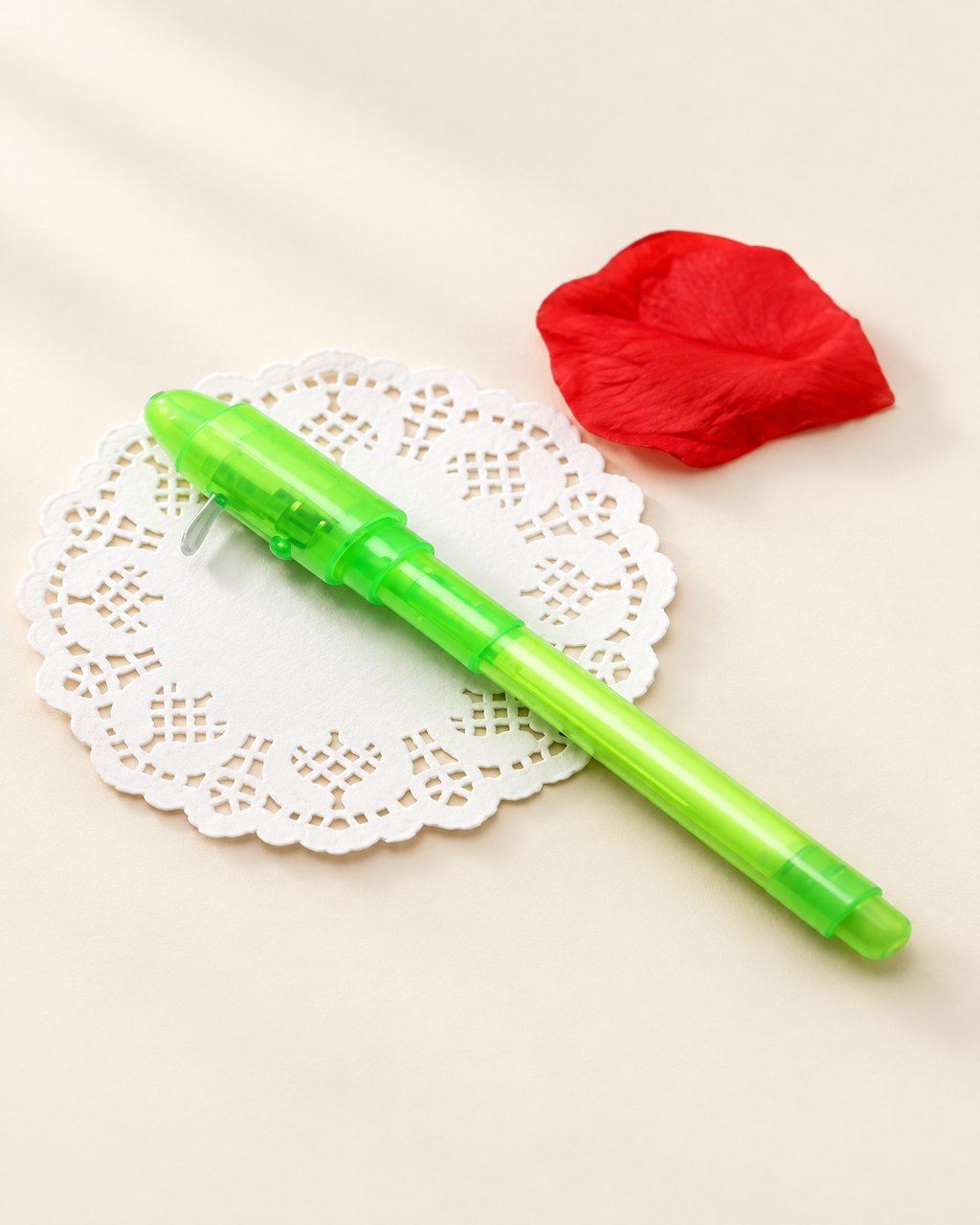 Stylo lumineux à encre invisible